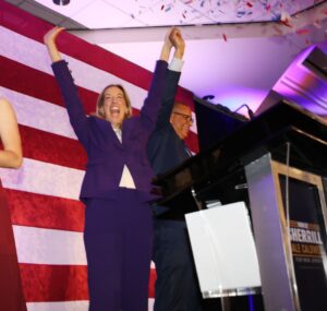 Celebración llena de alegría en la noche electoral al anunciarse la victoria.