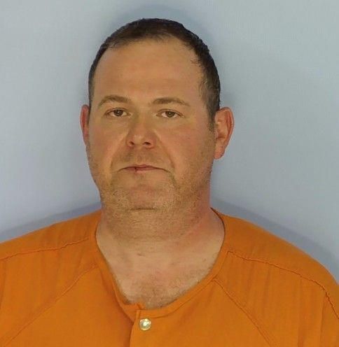 Doctor es Acusado por Extraer el Hígado en Lugar del Bazo, Matando a un Veterano de la Marina; Continuó Practicando para el Ejército a Pesar de Errores "Atroces"