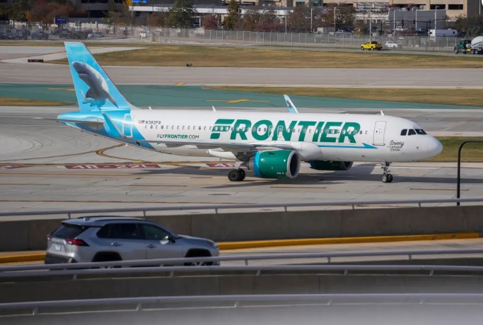 Susto de Seguridad en el Aeropuerto de Atlanta: Pasajero Descubre Cargador de Arma Cargado en Vuelo, Provocando Notificación al FBI y Evacuación