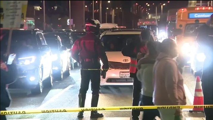 Caos Viajero en Acción de Gracias en el LAX: Manifestantes Bloquean Acceso, Obligando a Pasajeros a Caminar al Aeropuerto