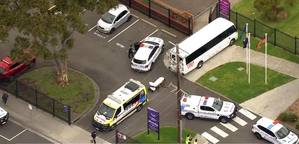 Director Escolar Apuñalado en Keysborough College de Melbourne; Sospechoso Arrestado