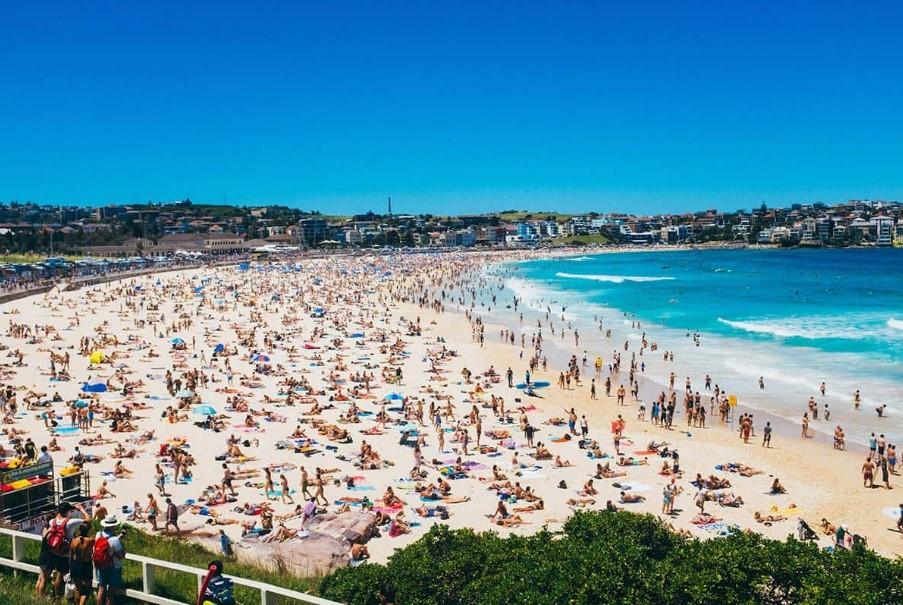 Ataque Terrorista en Celebración de Hanukkah en Bondi Beach de Sydney Deja 16 Muertos en el Tiroteo Masivo Más Mortífero de Australia en Décadas